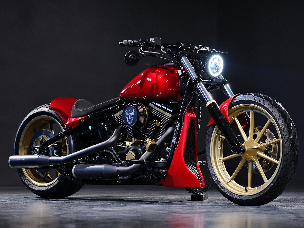 Umgebaute Harley-Davidson Breakout in Rot mit goldenen Felgen und goldener Bremsscheibe