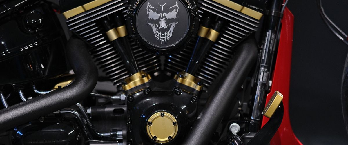 V-Twin-Motor einer umgebauten Breakout mit goldenen Akzenten und Totenkopf-Luftfilter